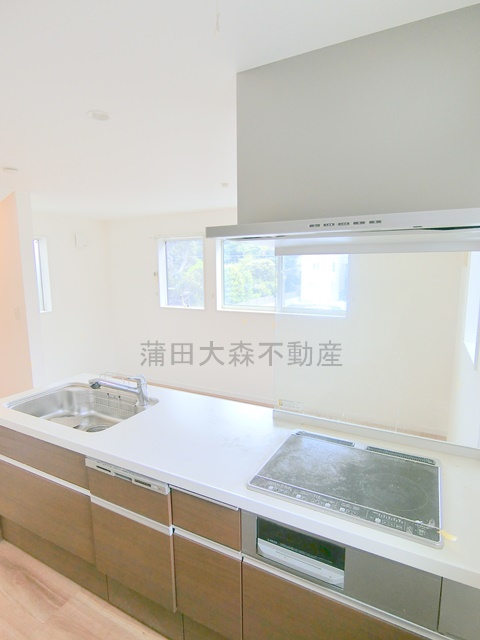 キッチン　食器洗浄機とグリル付き3口IHコンロのカウンター式システムキ