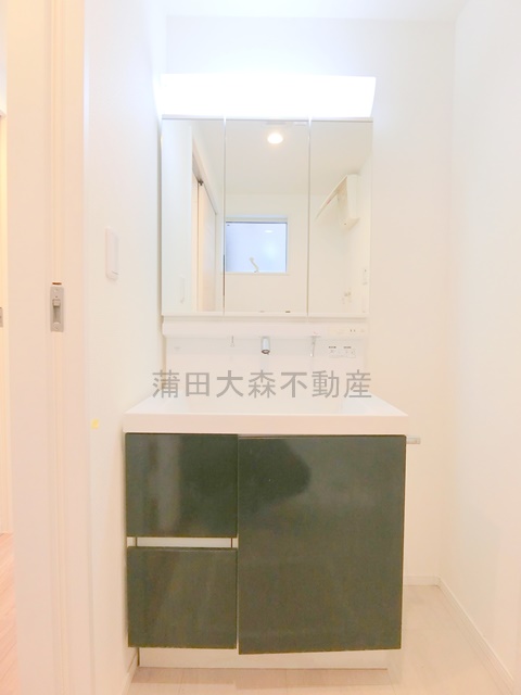 洗面設備　洗面脱衣所　3面鏡の独立洗面台