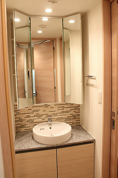 洗面設備　別部屋参考写真です