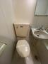 トイレ　落ち着いた色調のトイレです