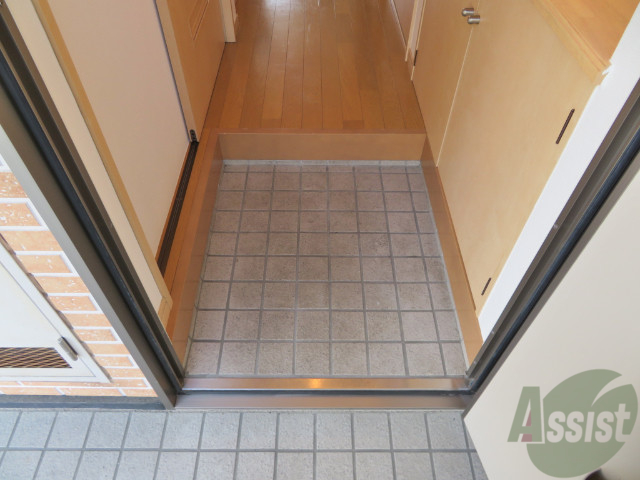 玄関　玄関です。少し狭いですが、傘立ても置けますね。