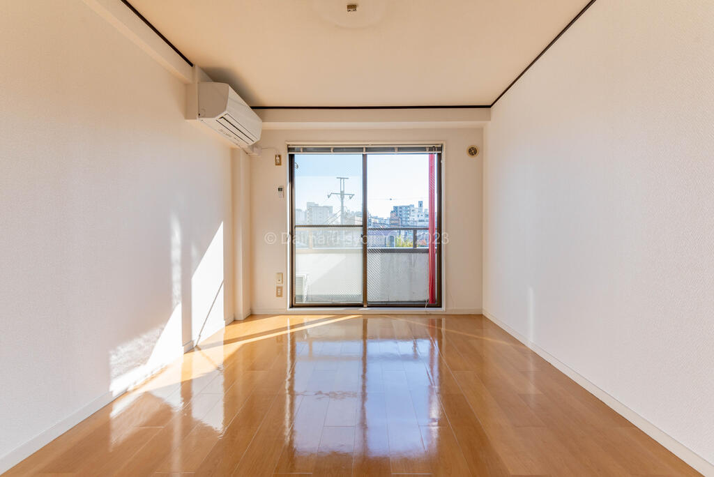 居室・リビング　東向きの6帖の洋室はフローリング敷