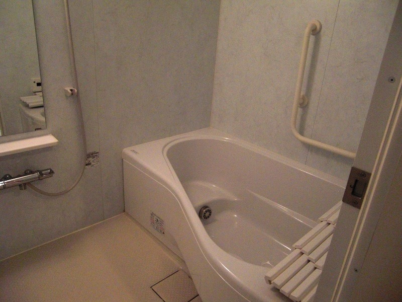 バス・シャワールーム　落ち着いた空間のお風呂です