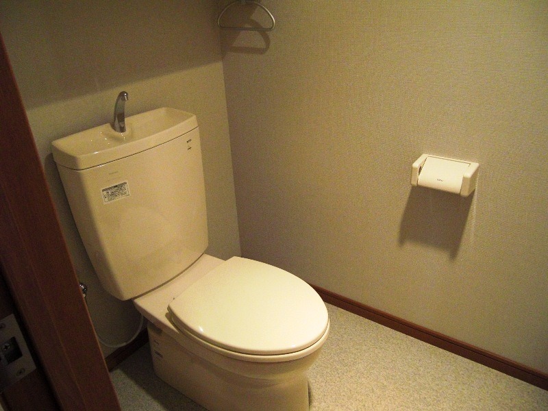 トイレ　落ち着いた色調のトイレです