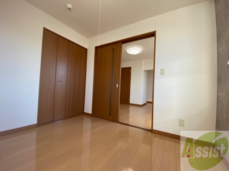 その他部屋・スペース　戸を閉めるとリビングと区切られた寝室にすることができますよ。