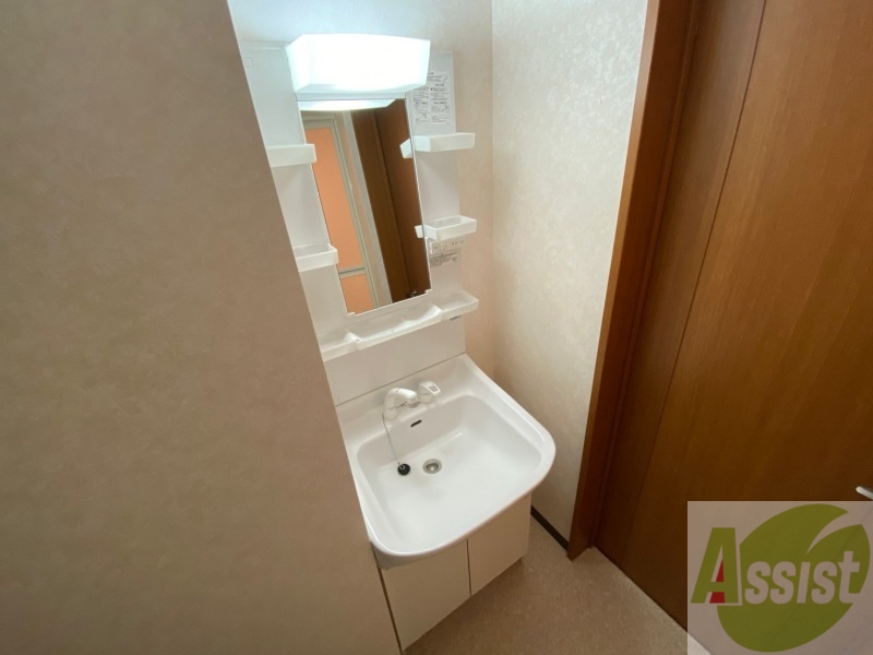 洗面設備　大きくて使いやすそうな独立洗面台になっています。