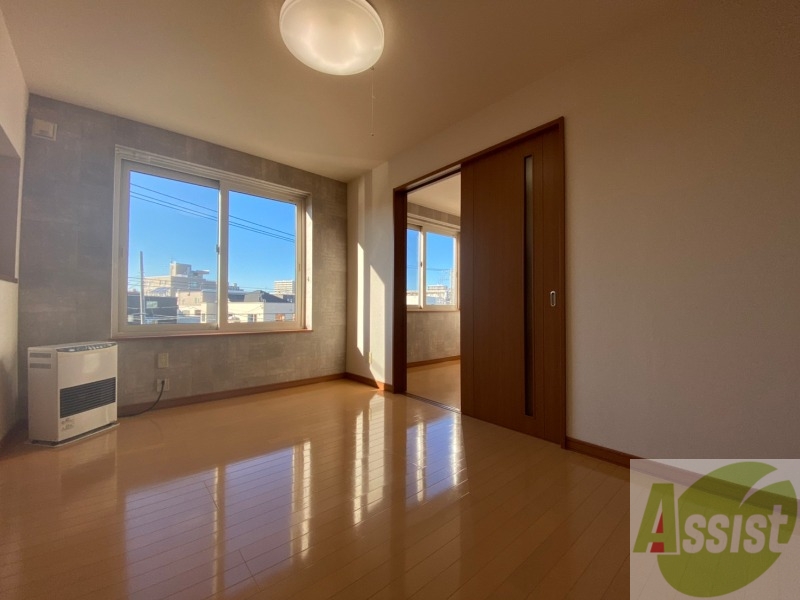 居室・リビング　木目のフローリングは落ち着きのある印象のお部屋になりますね。