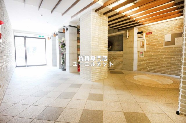 エントランス　毎日通る場所だからこそ、洗練された空間に