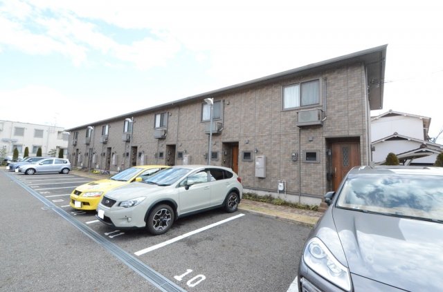 建物外観　駐車場空きあります！