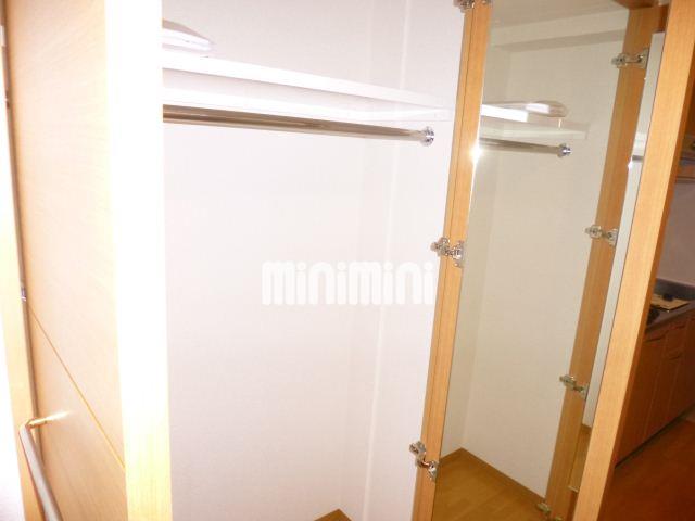 収納　収納扉内側に鏡付き