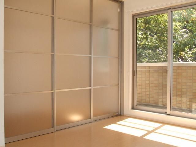 居室・リビング　☆半透明の３連間仕切り・ライトスルースクリーン☆