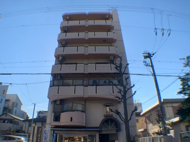 建物外観　オートロックで外部の人間が簡単に出入りできないため安心です。