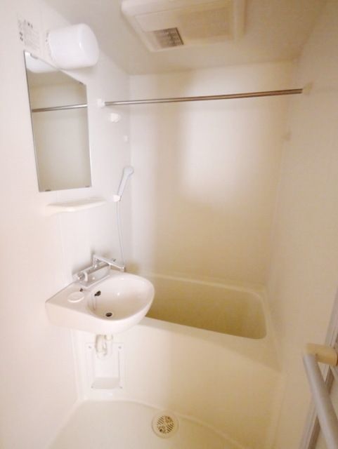 バス・シャワールーム　★清潔感のあるお風呂場です★