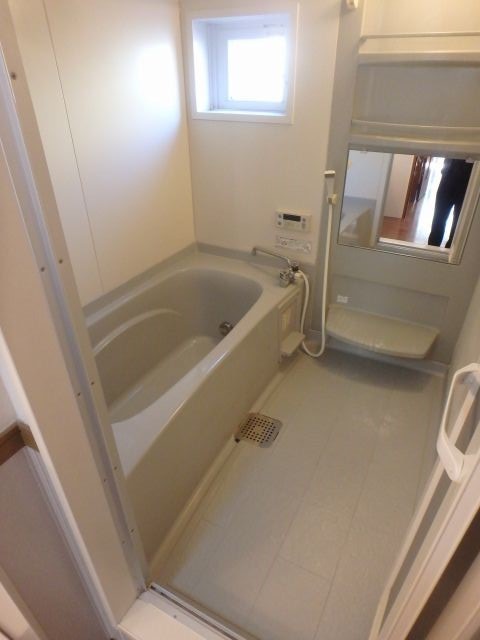 バス・シャワールーム　異なる号室の室内写真です