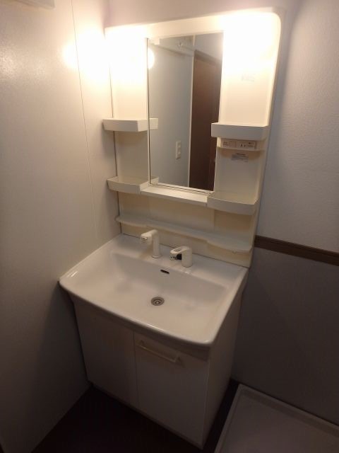 洗面設備　異なる号室の室内写真です。