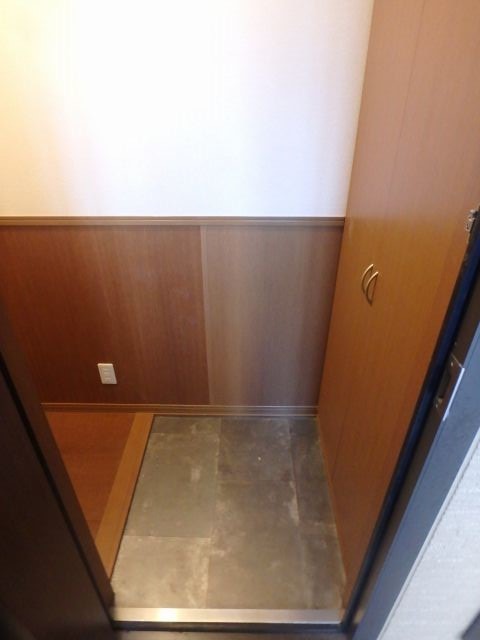玄関　異なる号室の室内写真です