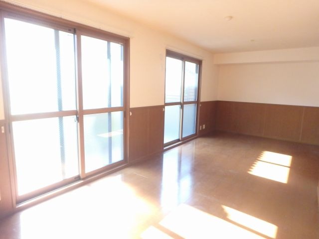 居室・リビング　異なる号室の室内写真です