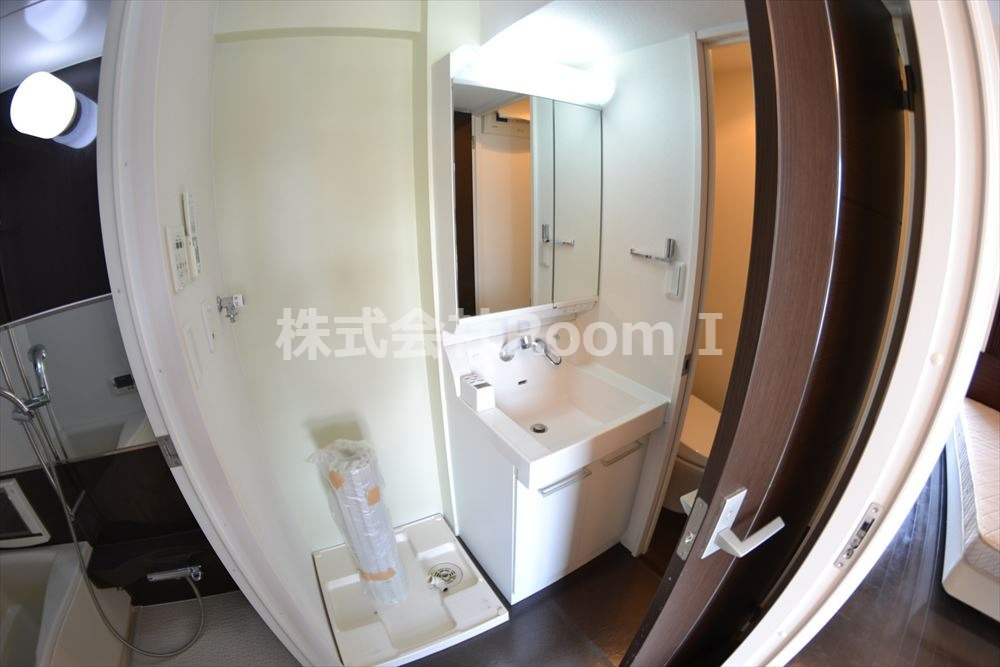 洗面設備　明るい洗面所です