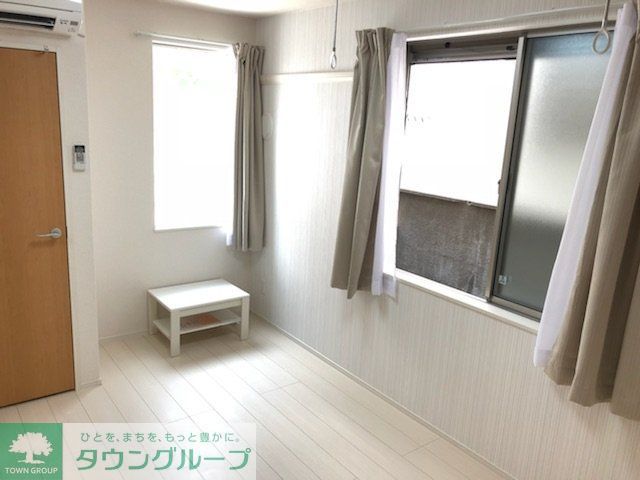 居室・リビング　居室内、窓2つ