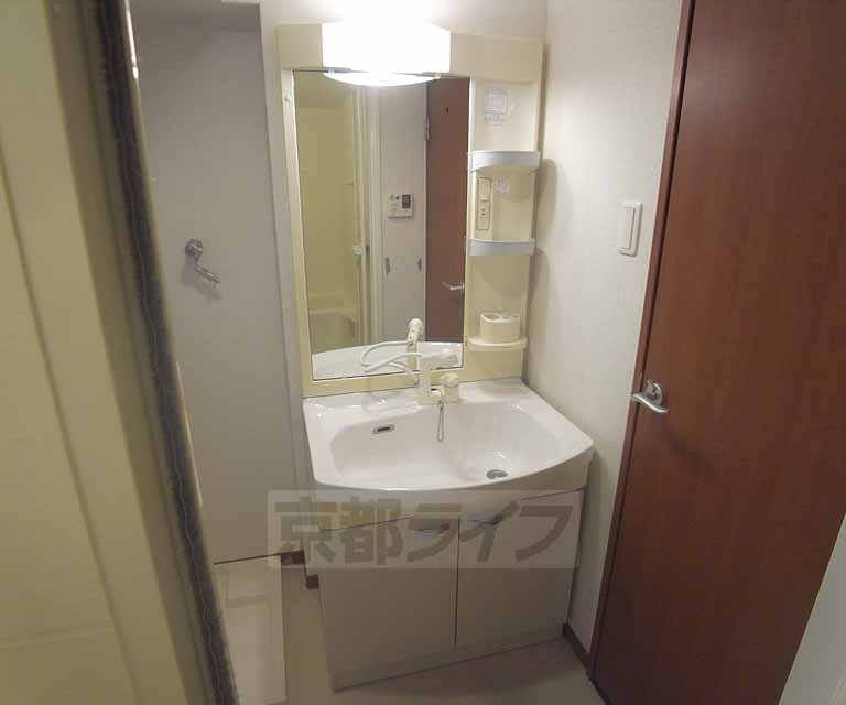 洗面設備　大型の洗面台です。