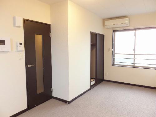 居室・リビング　２階床は防音性を考慮したカーペット仕様です。