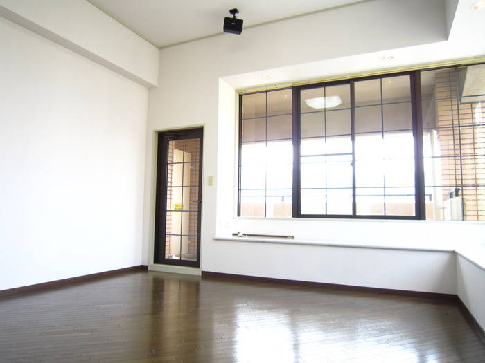 ベルトピア芦屋IIの居間写真