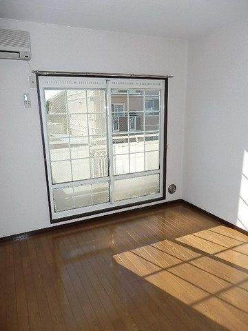 居室・リビング　明るいフローリング張りの洋室