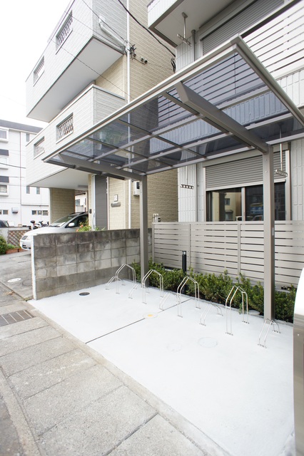 その他共有部分　雨の日でも安心して止められる屋根付の駐輪場です☆