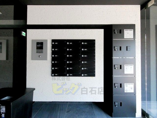 エントランス　留守中でも荷物が受け取れて便利な宅配ＢＯＸ完備しています♪