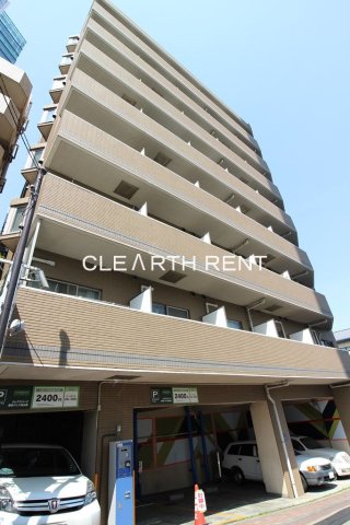建物外観　街並みに映えるタイル張りの外観