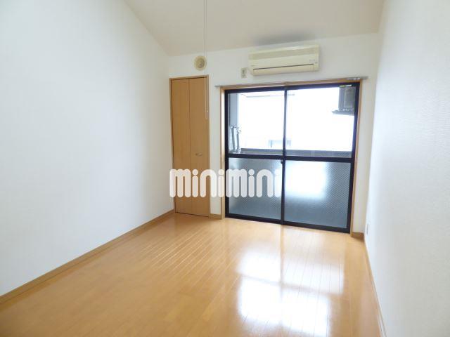 居室・リビング　天井が高く開放的なお部屋です