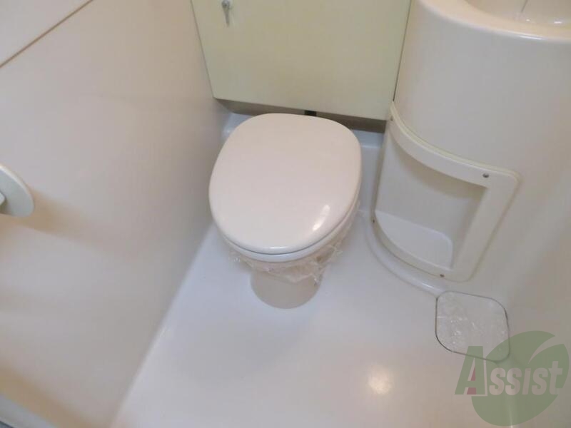 トイレ　コンパクトサイズのトイレです。問題なくお使いいただけます