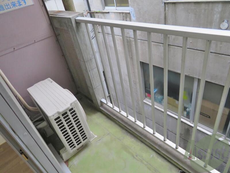 バルコニー　ちょっとしたバルコニーになります。陽もよく当たります。