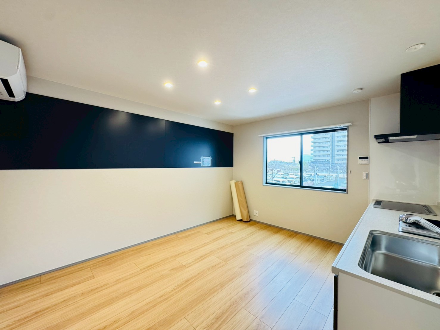 居室・リビング　※同建物の別のお部屋の写真です。