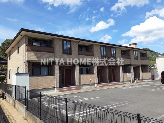 建物外観　室内収納たっぷりで外部物置も設置しております◇