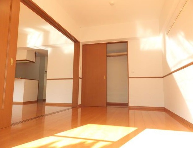 居室・リビング　日当たり良好のお部屋ですよ。