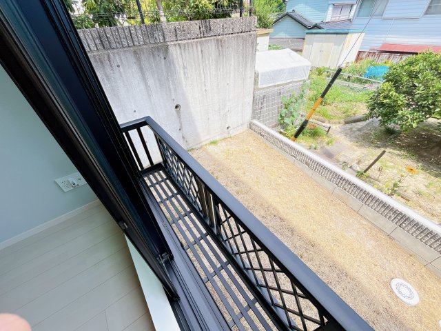 バルコニー　別部屋同一間取りのお写真となります。