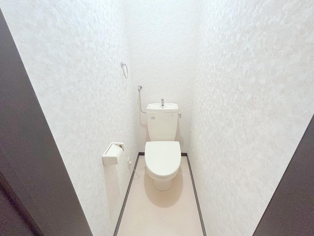 トイレ　※他号室の写真になります。雰囲気のご参考にどうぞ♪ｎ