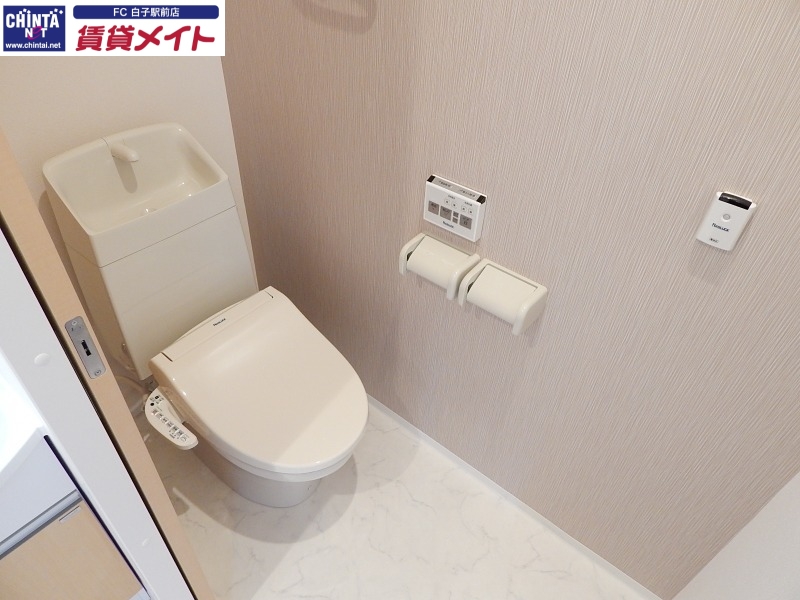 トイレ　別部屋同型参考写真