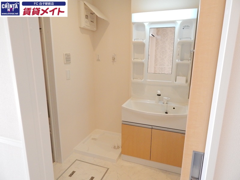 洗面設備　別部屋同型参考写真