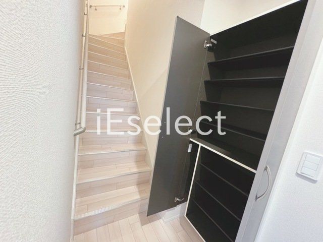 玄関　玄関にも収納がございます