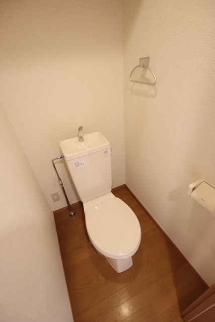 トイレ　トイレ上部には棚付きです♪
