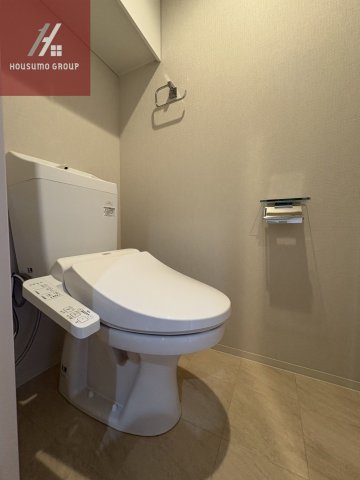 トイレ　落ち着いた色調のトイレです