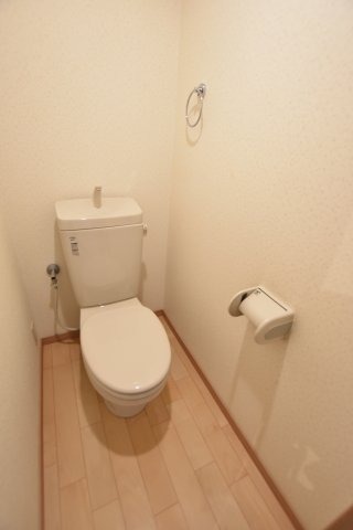 トイレ　同物件、別号室の参考写真です。