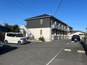 駐車場　敷地内駐車場、別途契約月額５，５００円（税込）