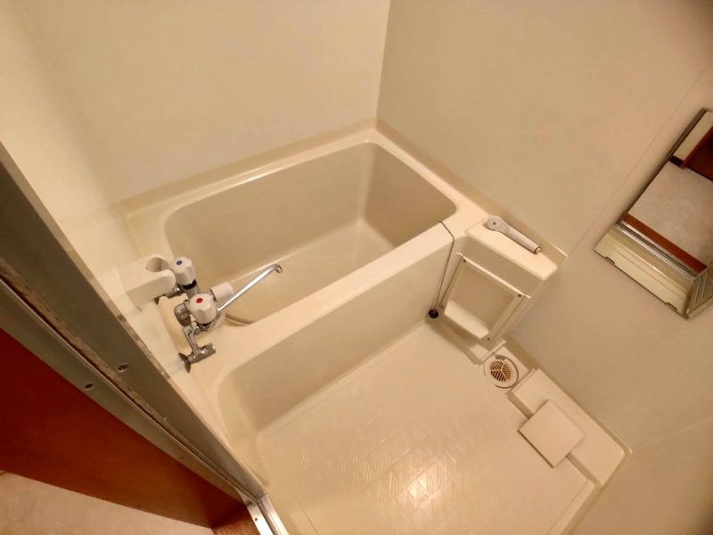 バス・シャワールーム　お風呂です。ゆっくりお風呂につかるのも体に良いですね