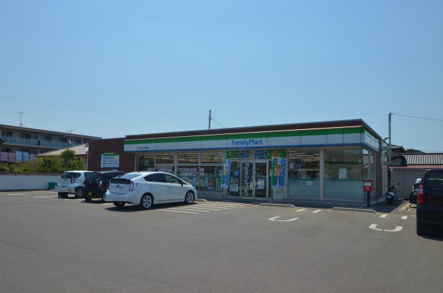 コンビニ　ファミリーマート直方菜の花大橋東店（コンビニ）まで1068m