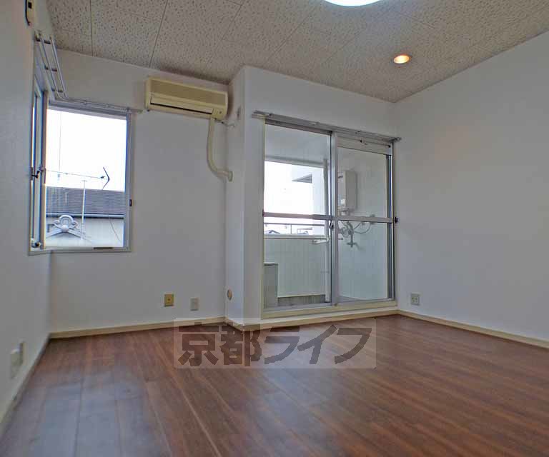 居室・リビング　改装済みの綺麗なお部屋です。