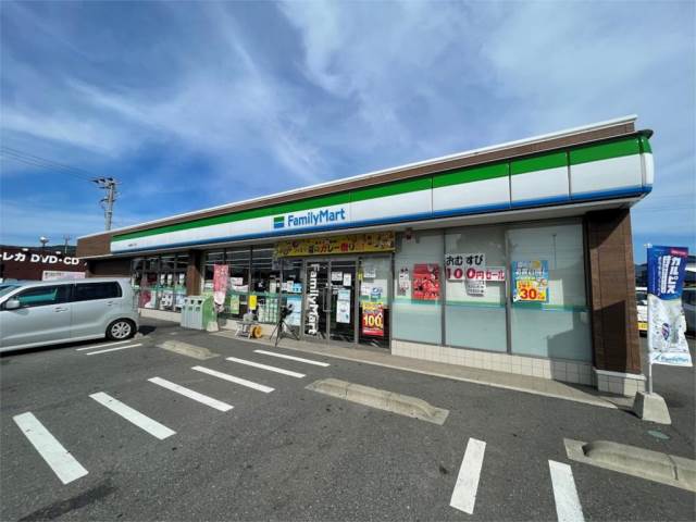 コンビニ　ファミリーマート 八幡御開三丁目店（コンビニ）まで672m