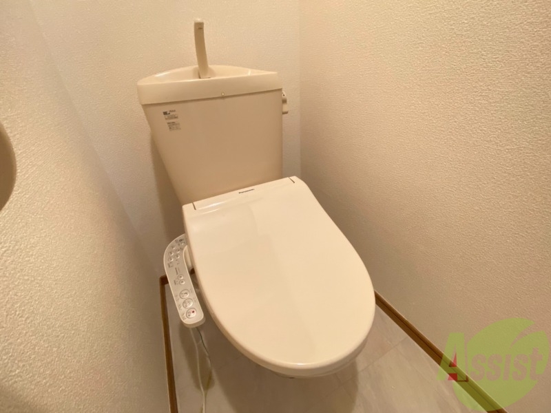 トイレ　嬉しいウォシュレット機能付きです。シャワートイレは便利ですね